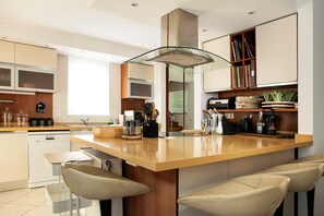 Private kitchen - Casa Taylor Luxury 4BR with private pool (Kalivia Thorikou)