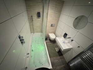 Tina de hidromasaje, amenidades de baño ecológicas, secadora de cabello