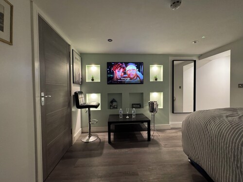 Southgate Luxury 2-bedroom apartment in Elland private parking WiFi Jacuzzi Bath