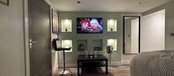 Southgate Luxury 2-bedroom apartment in Elland private parking WiFi Jacuzzi Bath