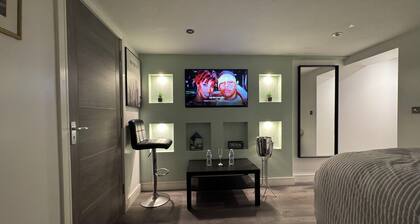 Southgate Luxury 2-bedroom apartment in Elland private parking WiFi Jacuzzi Bath
