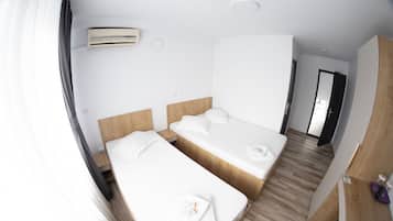 Camera con letto matrimoniale o 2 letti singoli, vista città | Una scrivania, Wi-Fi gratuito
