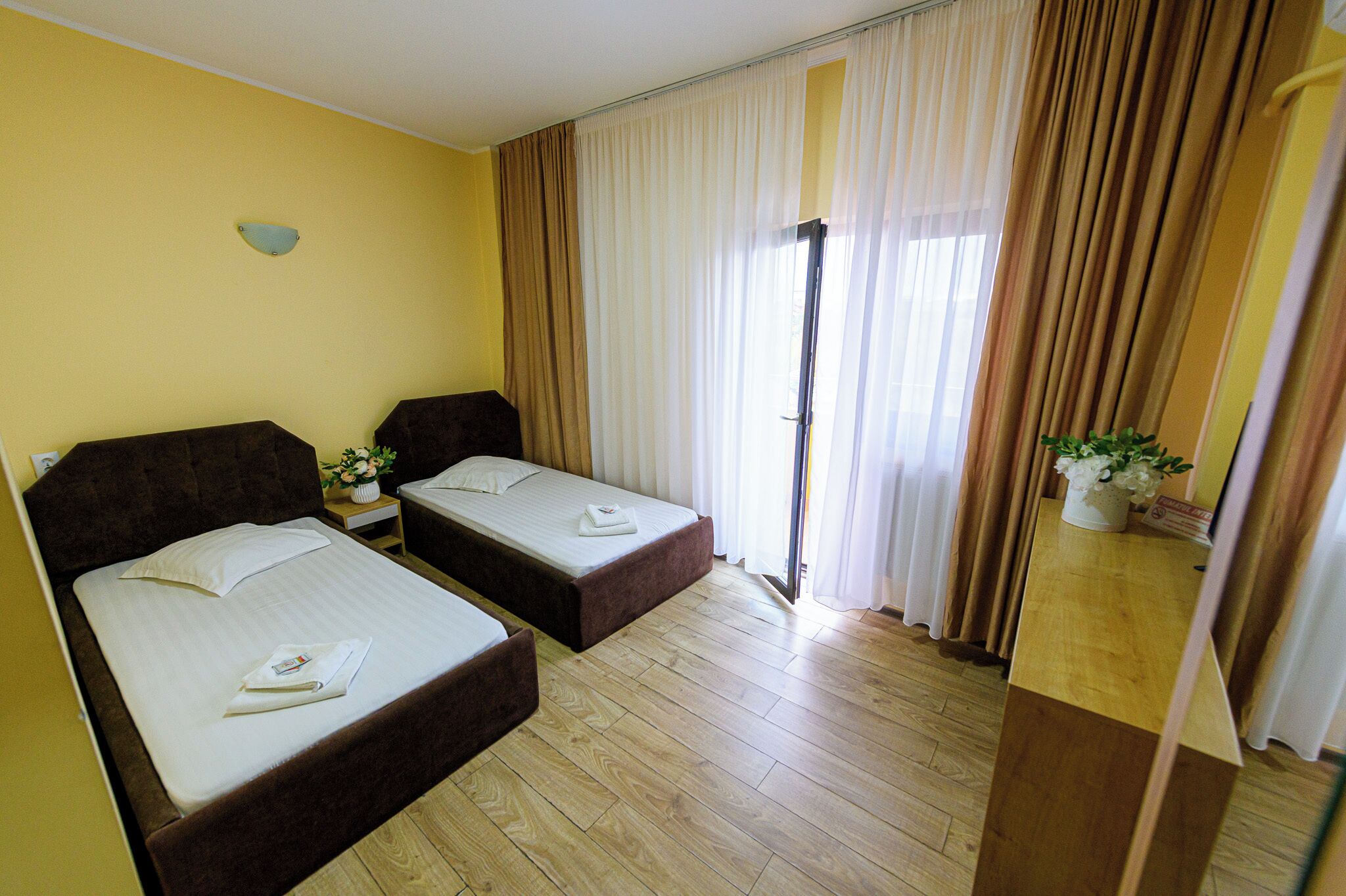 Desk, soundproofing, free WiFi