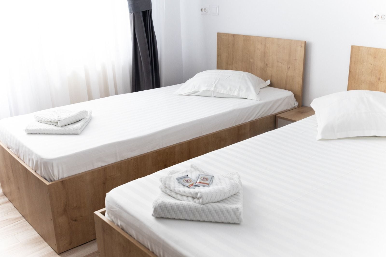 Escritorio, sistema de insonorización y wifi gratis 