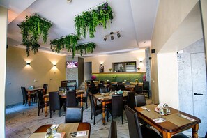 Café da manhã continental todos os dias (EUR 40 por pessoa) 