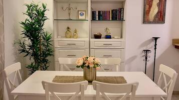 Căn hộ, 2 phòng ngủ, hút thuốc, ban công | Phòng ăn