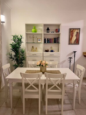 Căn hộ, 2 phòng ngủ, hút thuốc, ban công | Phòng ăn