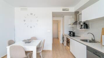 Een koelkast, een microgolfoven, een oven, een kookplaat