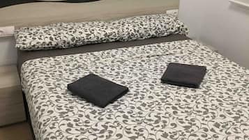 Tabla de planchar con plancha, wifi, ropa de cama