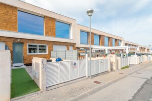 Exterior - Holiday Home 'Bungalow Martina for 6 People' with Shared Pool, Wi-Fi and Air Conditioning (Santa Pola)