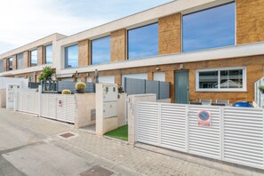 Exterior - Holiday Home 'Bungalow Martina for 6 People' with Shared Pool, Wi-Fi and Air Conditioning (Santa Pola)