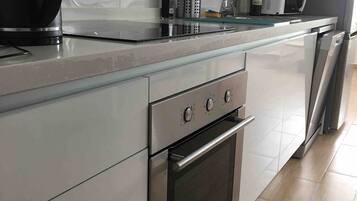 Een koelkast, een microgolfoven, een oven, een kookplaat