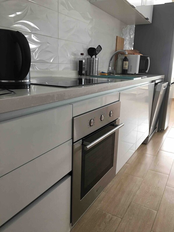 ثلاجة، ميكروويف، فرن، موقد طهي مسطح