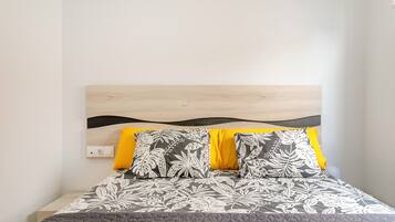 Planxa i posts de planxar, wifi i roba de llit