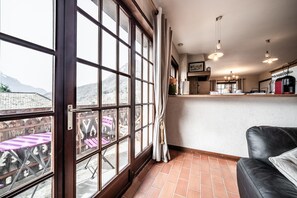 Télévision, lecteur de DVD, chaîne hi-fi