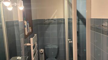 Douche, sĂšche-cheveux, serviettes fournies