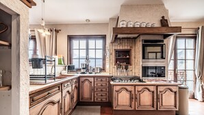 Una cocina con armarios de madera, horno integrado y ventana con vistas.