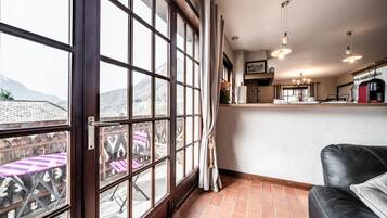 Een televisie, een dvd-speler en een stereo