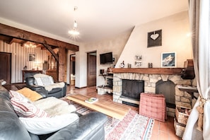 Een televisie, een dvd-speler en een stereo