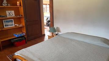 3 chambres, fer et planche à repasser, Wi-Fi, draps fournis