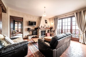 TV, DVD player, stereo - Apartment 'La Ferme De 1876' with Mountain and Garden Views, Wi-Fi (MARIGNIER)