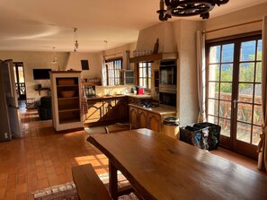 Fridge, microwave, oven, stovetop - Apartment 'La Ferme De 1876' with Mountain View, Shared Garden and Wi-Fi (MARIGNIER)