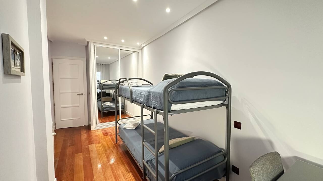 Dobbeltværelse med dobbeltseng eller 2 enkeltsenge - fælles badeværelse | Skrivebord, strygejern/strygebræt, gratis Wi-Fi