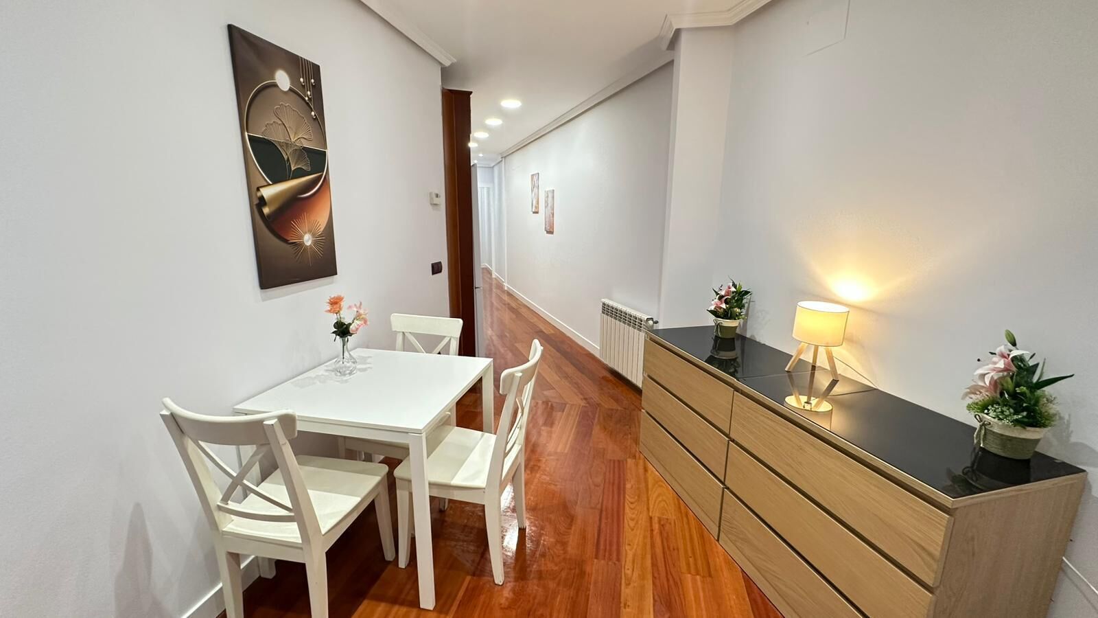 Frigorífico, microondas, placa de cocina y utensilios de cocina