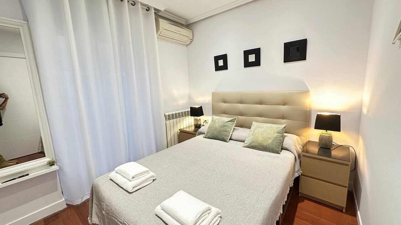 Tweepersoonskamer, niet-roken, gedeelde badkamer | Een bureau, een strijkplank/strijkijzer, gratis wifi