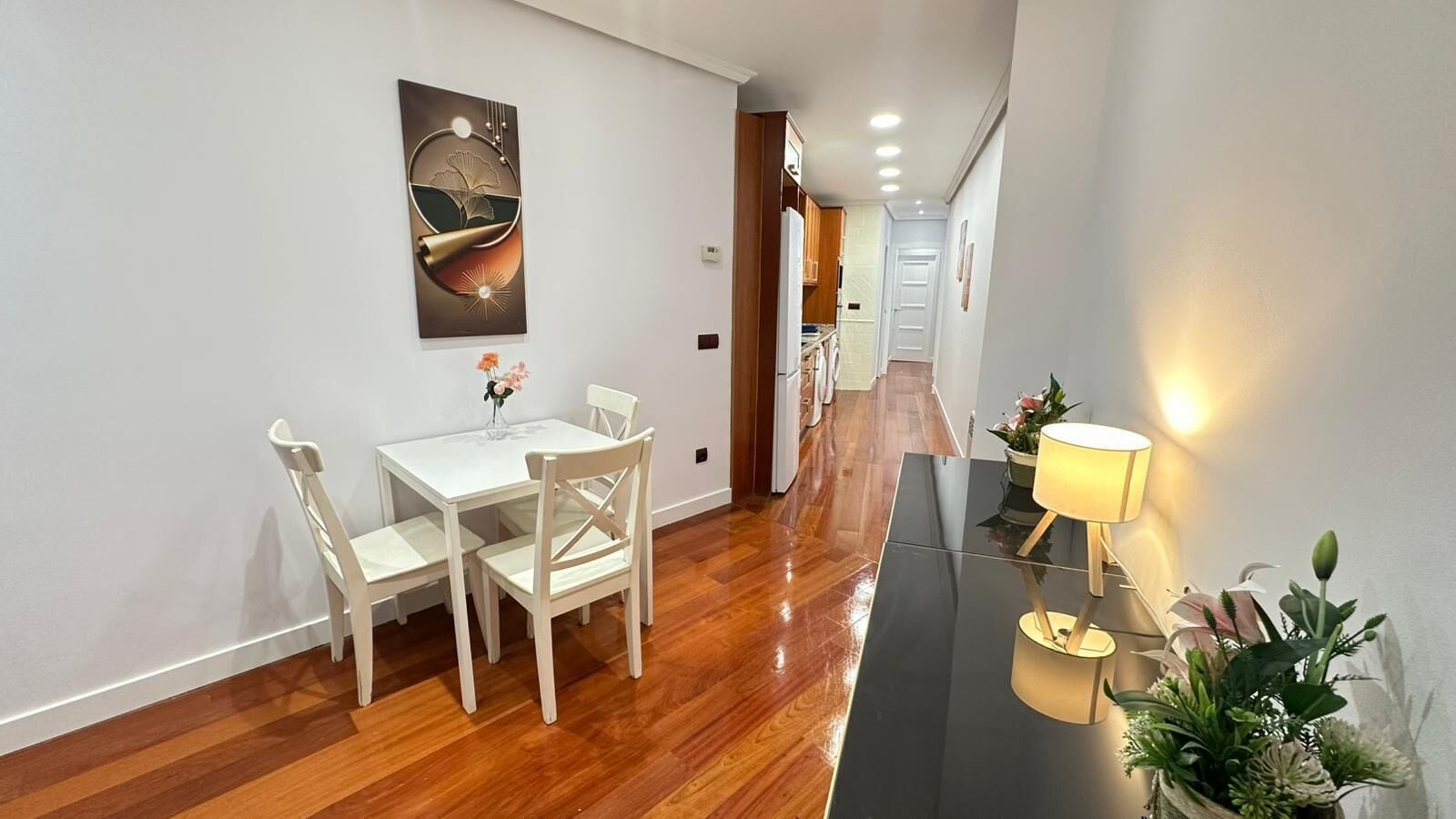 Kjøleskap, mikrobølgeovn, kokeplater og kjøkkenutstyr