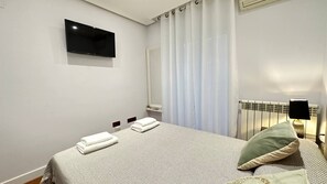 Tweepersoonskamer, niet-roken, gedeelde badkamer | Een bureau, een strijkplank/strijkijzer, gratis wifi