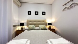 Habitació doble, no fumadors, bany compartit | Escriptori, planxa i posts de planxar i wifi gratuïta