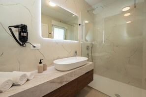 Douche, séchoir à cheveux, serviettes fournies, papier de toilette