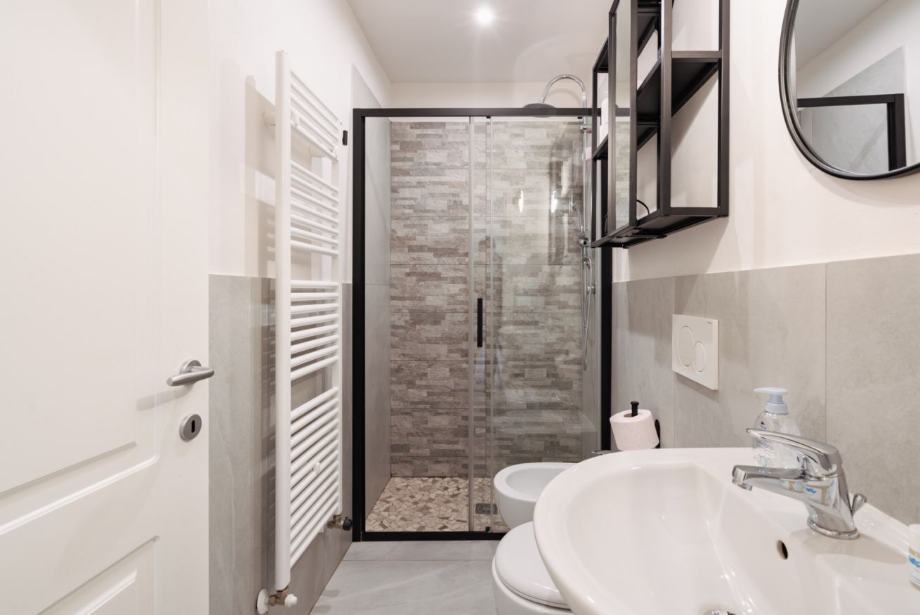 Dusche, Haartrockner, Bidet, Handtücher