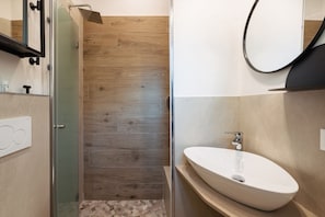 Dusche, Haartrockner, Bidet, Handtücher