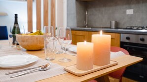 A dining table with candles, wine glasses, and a bowl of fruit. - Blu's house in Florence (Firenze)