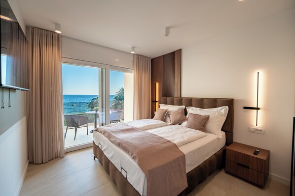 Tabla de planchar con plancha, wifi gratis y ropa de cama