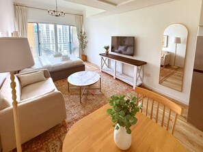 Työpöytä, silitysrauta/-lauta, Wi-Fi, vuodevaatteet