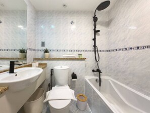 Hiustenkuivaaja, bidee, pyyhkeet, saippua