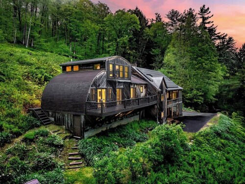 Cedar Hill Lodge | 10 Min to Mt Snow w/Hot Tub