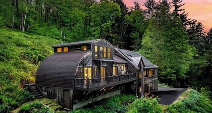 Cedar Hill Lodge | 10 Min to Mt Snow w/Hot Tub
