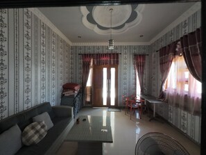 Quarto casal família, banheira, no piso térreo | Escrivaninha, Wi-Fi de cortesia, individualmente decorados