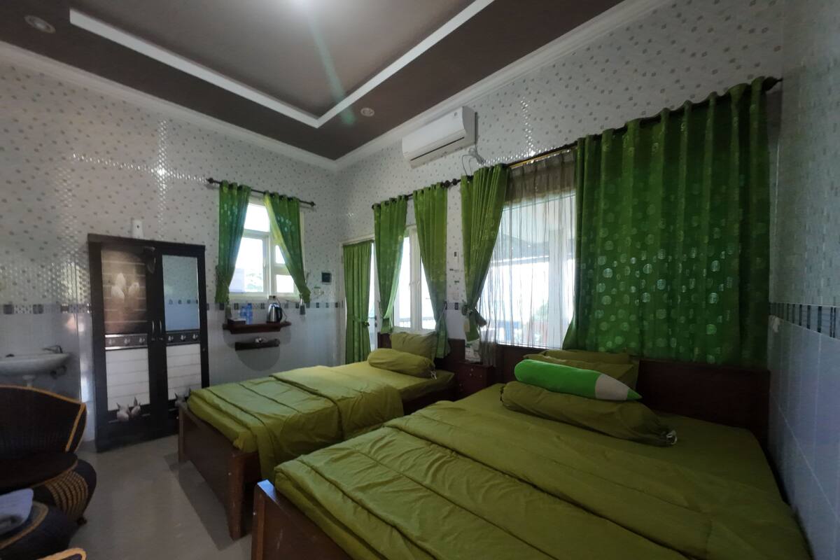 Quarto casal ou duplo luxo, sacada, vista para o jardim | Escrivaninha, Wi-Fi de cortesia, individualmente decorados