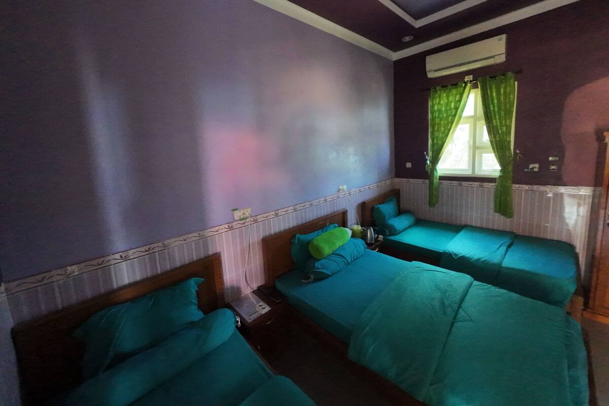 Quarto triplo, sacada, vista para o mar | Escrivaninha, Wi-Fi de cortesia, individualmente decorados