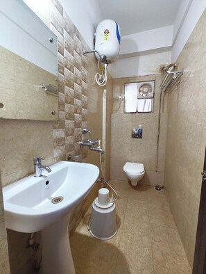 Double Room | Bathroom | Shower, soap, shampoo, toilet paper