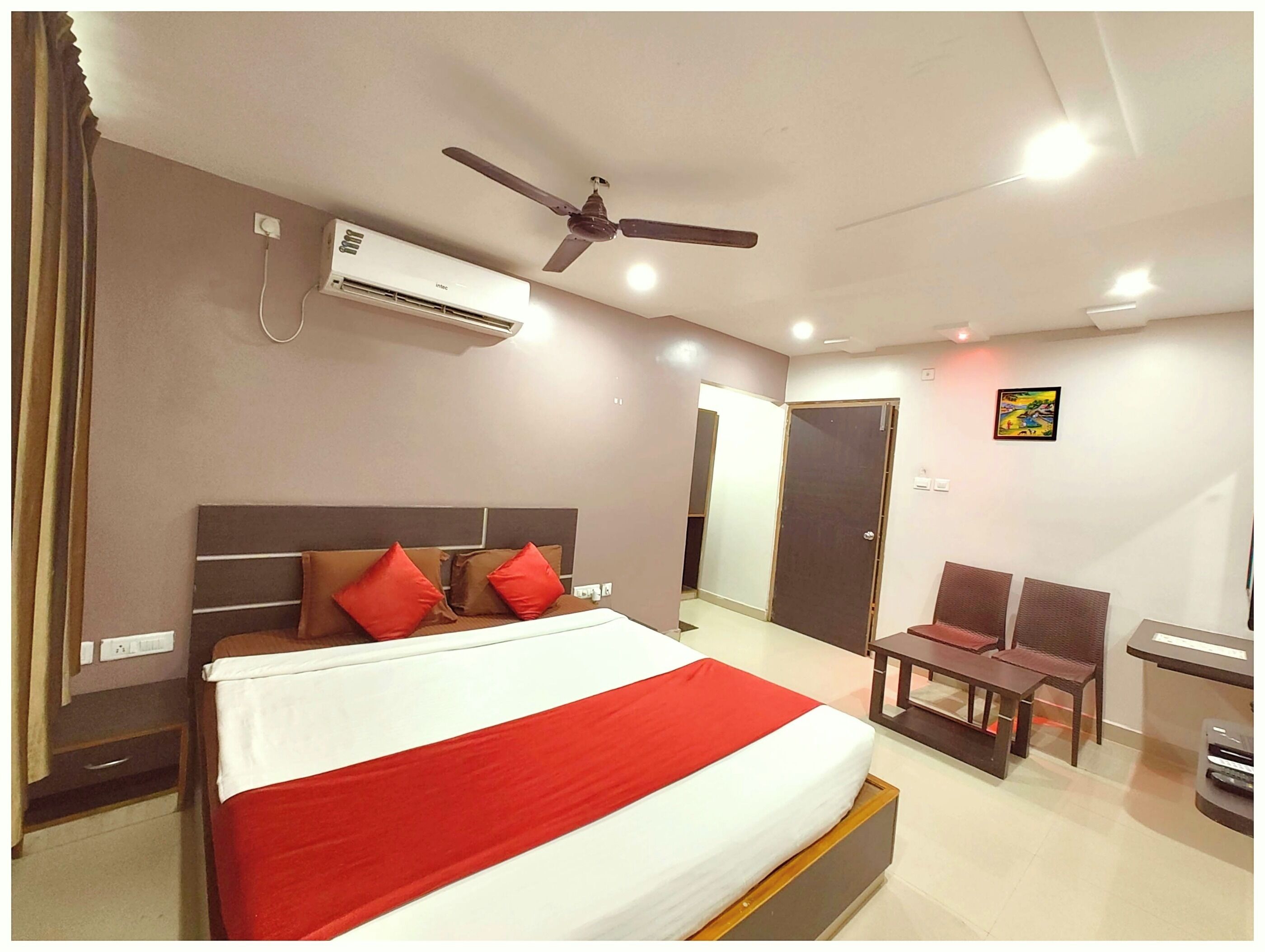 Hypo-allergenic bedding, desk, soundproofing, free WiFi