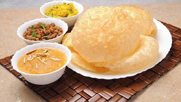 Desayuno buffet diario (INR 150 por persona)