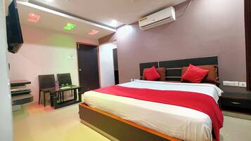 Hypo-allergenic bedding, desk, soundproofing, free WiFi