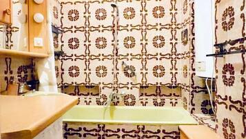 Haartrockner, Handtücher, Seife, Shampoo