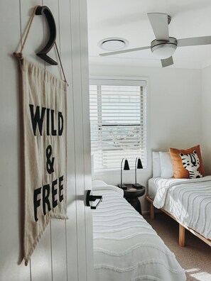 3 عدّة غرف نوم وواي فاي وملاءات أسرّة